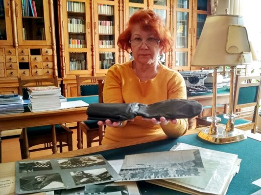 А.В. Броднева работает с архивом Н.И. Мамина А.В. Броднева работает с архивом Н.И. Мамина